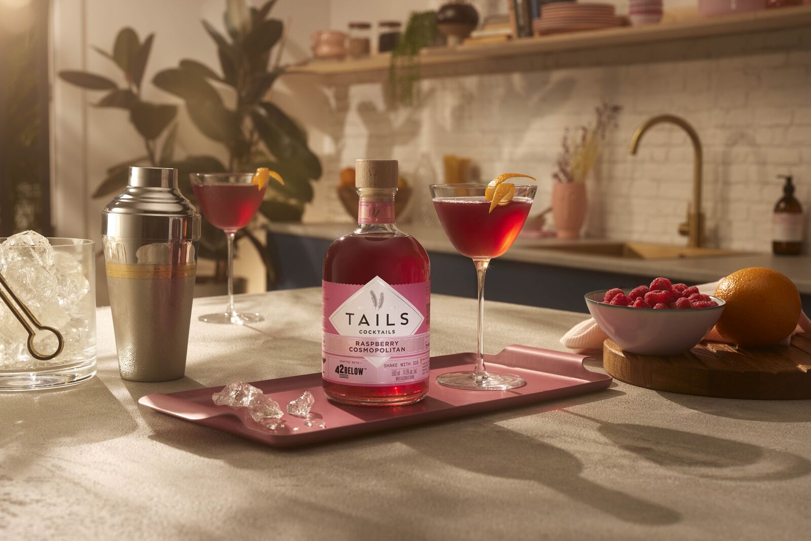 FY24_TAILS B2C_RaspberryCosmopolitan_KeyVisual_DarkMarket_Naked (1)